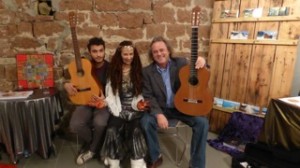 Foto von Barbara mit zwei Gitarristen